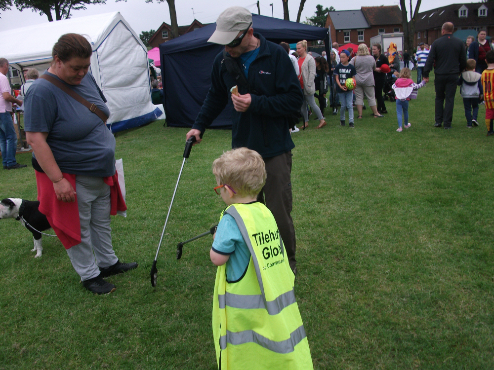 Matt and Min litter pickingl